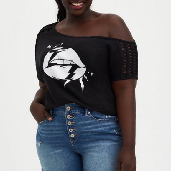 torrid Tops - Torrid | LATTICE OFF SHOULDER TEE - HERITAGE SLUB LIPS BLACK